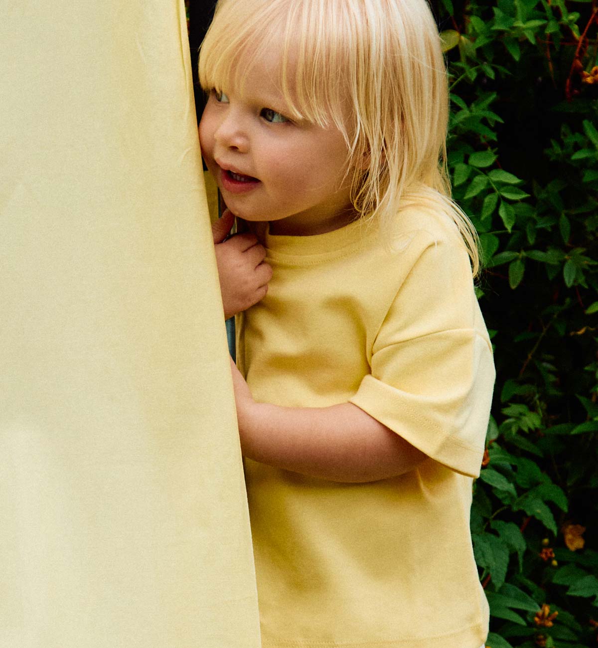 Yellow oversized T-shirt with off-white trousers